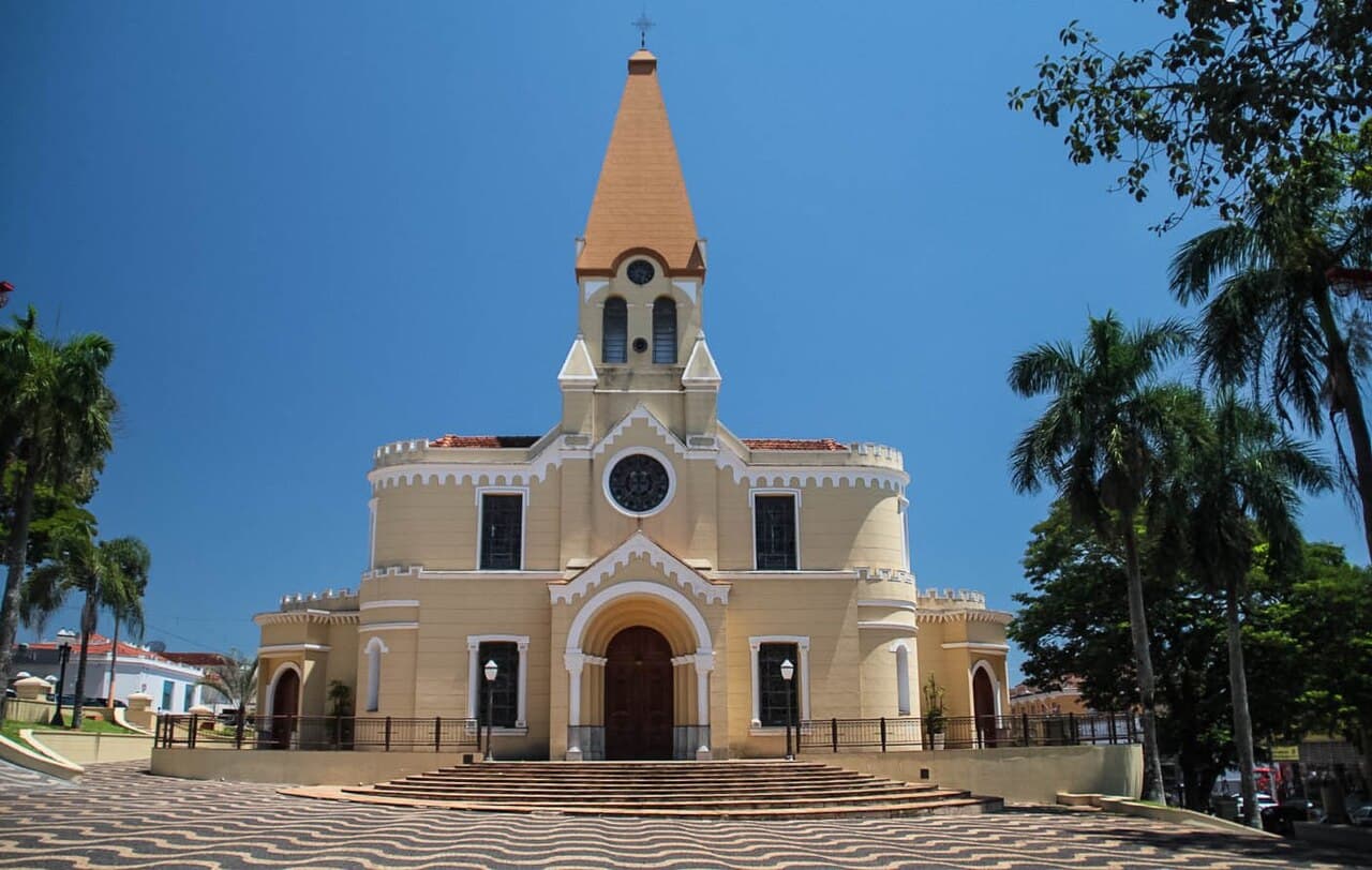 Igreja matriz municipal da cidade de Cajuru,sp