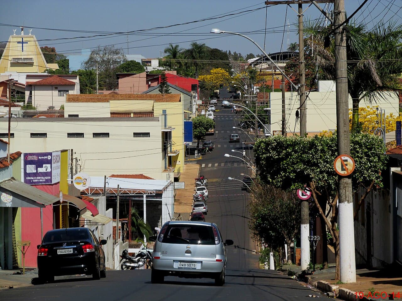 Entrada da cidade de Guariba (Avenida Antônio Albino) no segundo trevo de acesso a cidade. Ao fundo, a Igreja Matriz de São Mateus. - panora