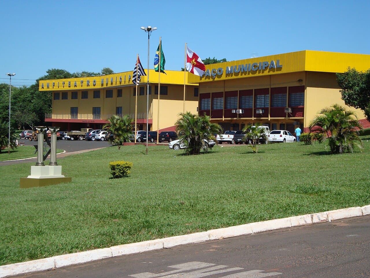 Anfiteatro e Prefeitura de Regente Feijó