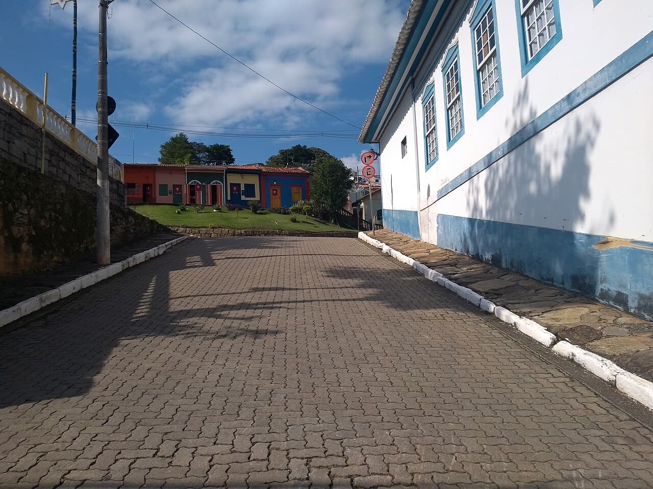 Subindo a ladeira perto da igreja