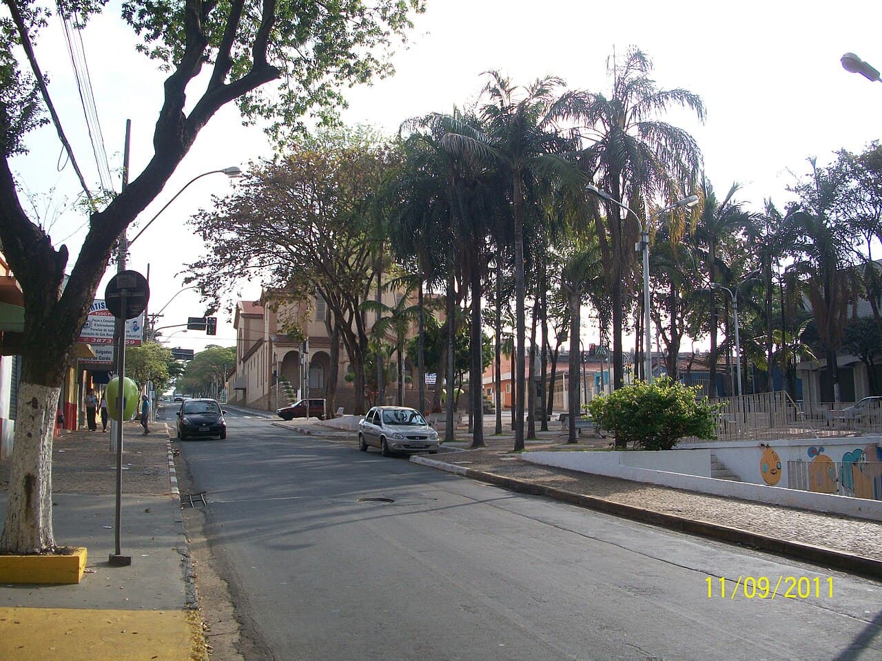Sumaré - Praça Central - Igreja Matriz atrás das Árvores - panoramio