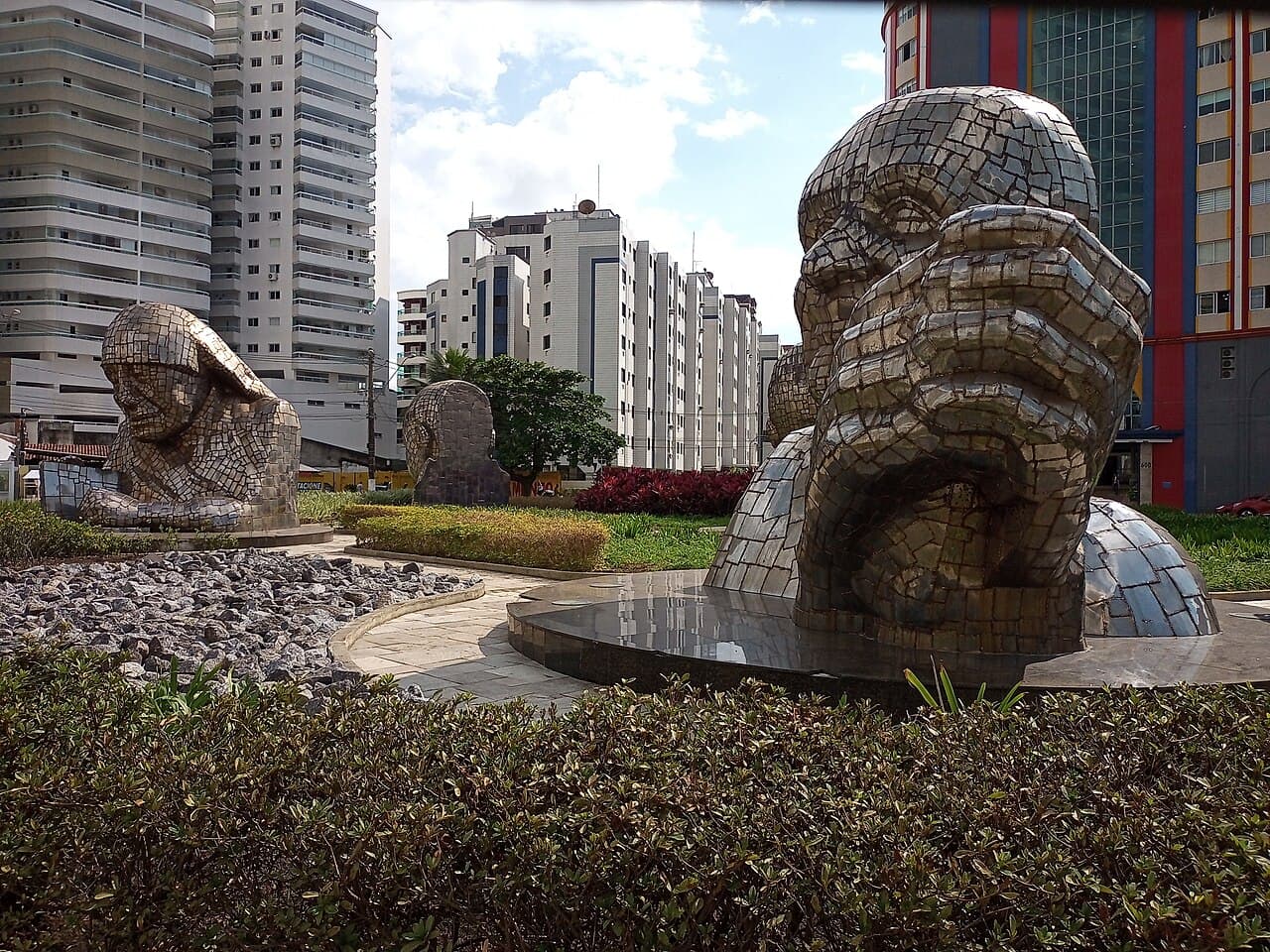 Esculturas horrorosas de Cabeções de Ferro em Praia Grande-SP 6 Praça da Paz